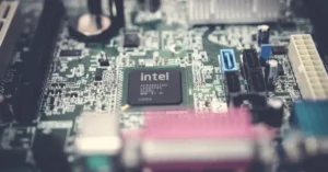 Leia mais sobre o artigo Intel Resolve Problemas de Estabilidade em CPUs Desktop com Atualizações Importantes
