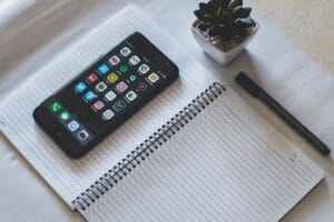 Leia mais sobre o artigo Apple Revoluciona iPhone: Agora Qualquer Usuário Pode Definir Aplicativos Padrão com iOS 18.2