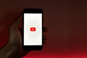 Leia mais sobre o artigo Novas Estratégias de Anúncios do YouTube: O Que Está Acontecendo?